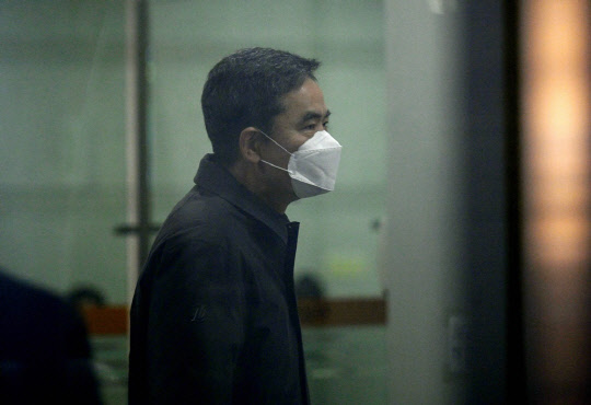 '대장동 일당'에게서 아들 퇴직금 등의 명목으로 거액의 뇌물을 수수한 혐의로 재판에 넘겨진 곽상도 전 국회의원이 8일 오후 서울 서초구 서울중앙지법에서 열린 1심 선고 공판에 출석하고 있다.<공동취재>